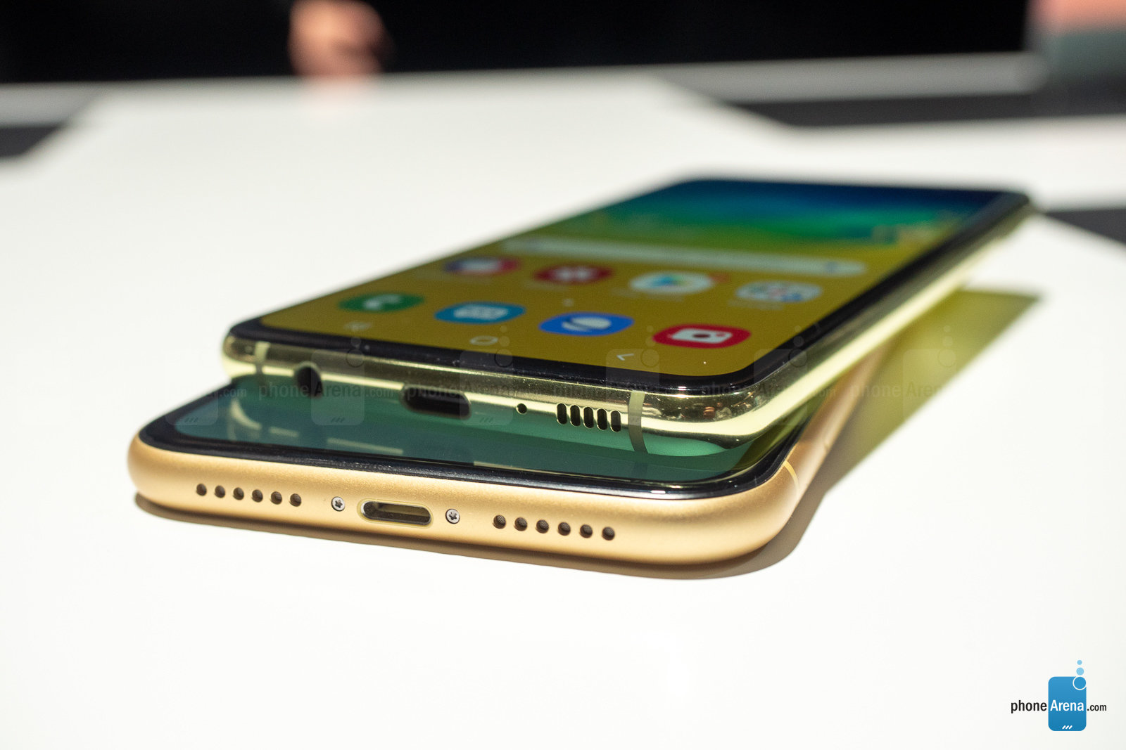 Samsung-Galaxy-S10e-vs-Apple-iPhone-XR-4.jpg
