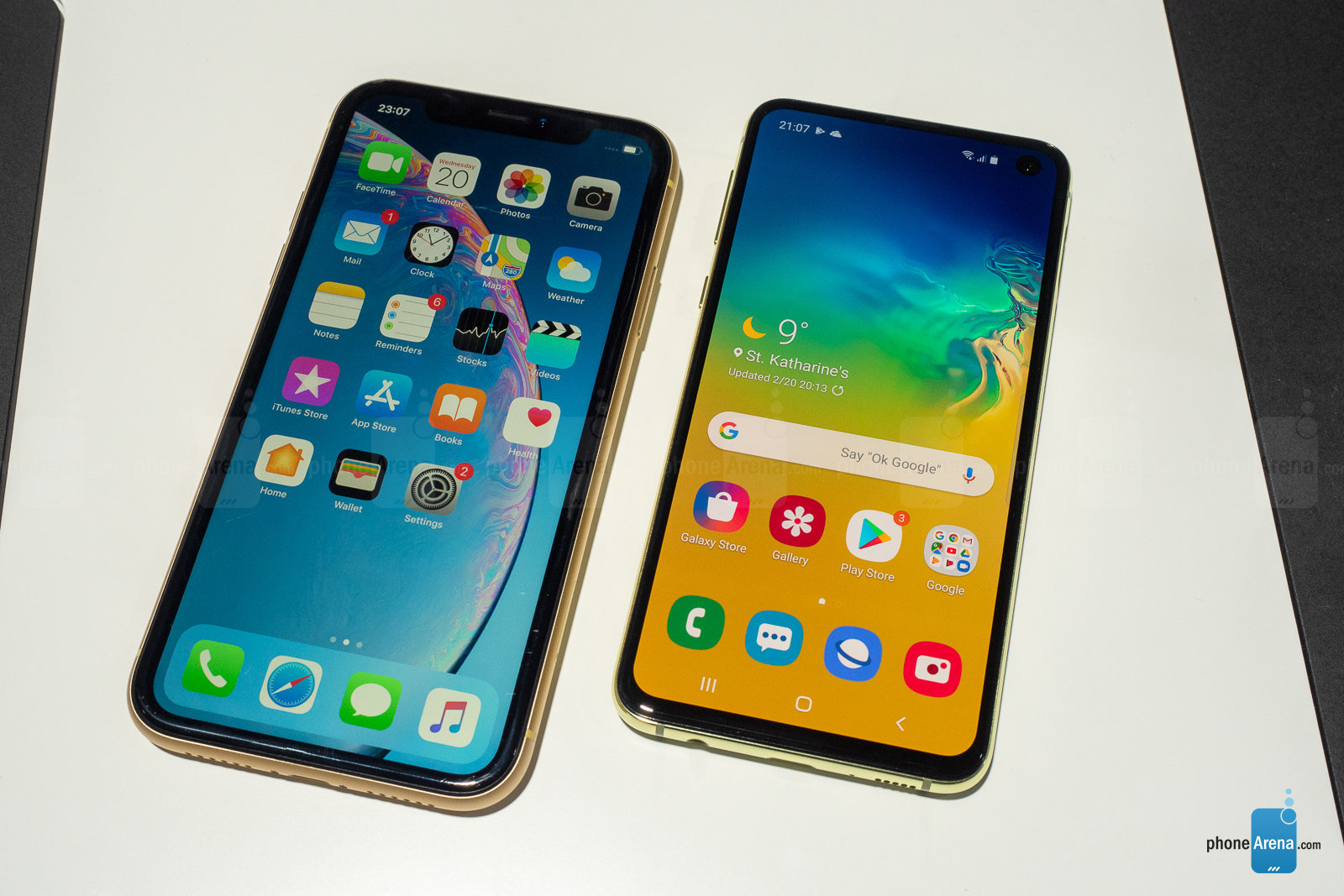 Samsung-Galaxy-S10e-vs-Apple-iPhone-XR-1.jpg