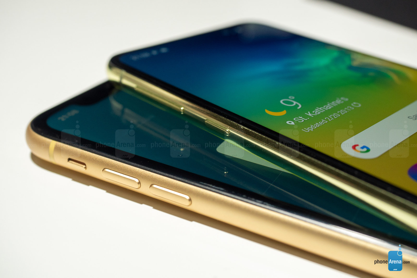 Samsung-Galaxy-S10e-vs-Apple-iPhone-XR-3.jpg