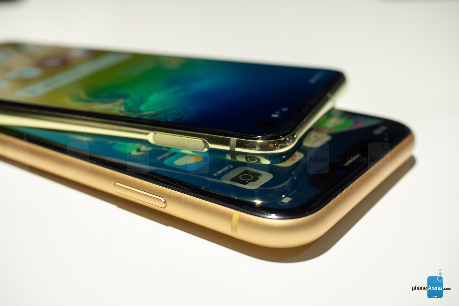 Samsung-Galaxy-S10e-vs-Apple-iPhone-XR-5.jpg