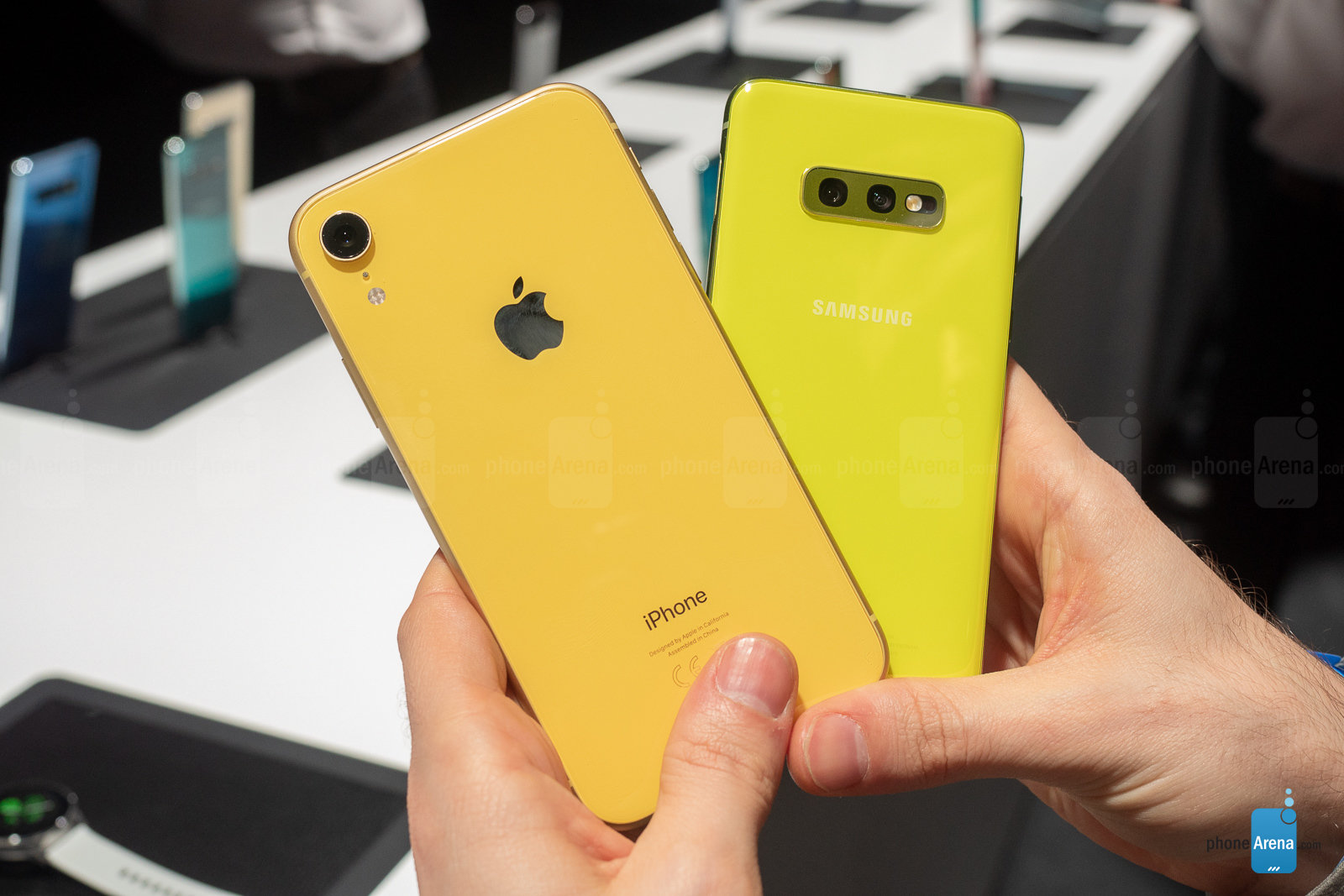 Samsung-Galaxy-S10e-vs-Apple-iPhone-XR-2.jpg