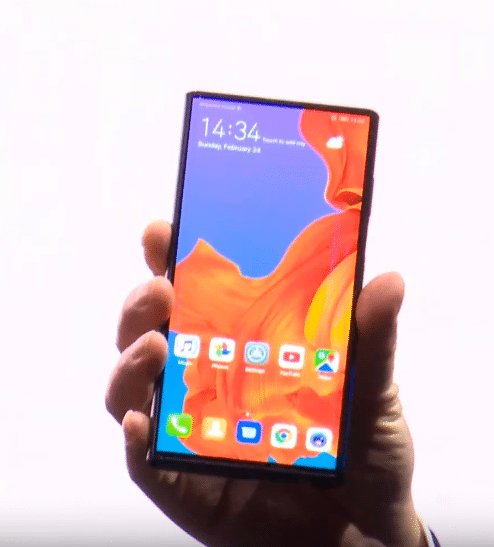huawei-mate-x-on-hand.png