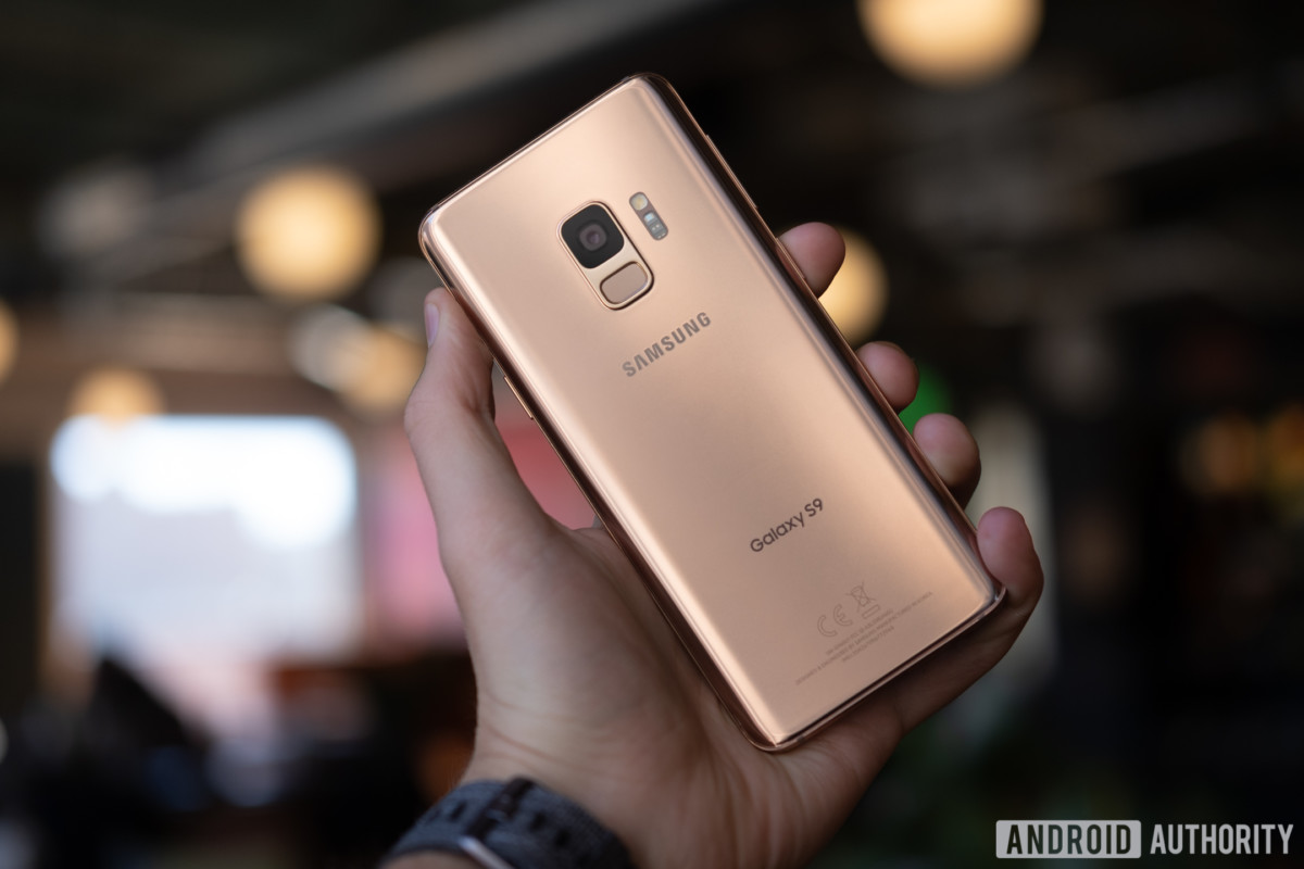 Samsung-Galaxy-S9-Sunrise-Gold-8-of-9-1200x800.jpg