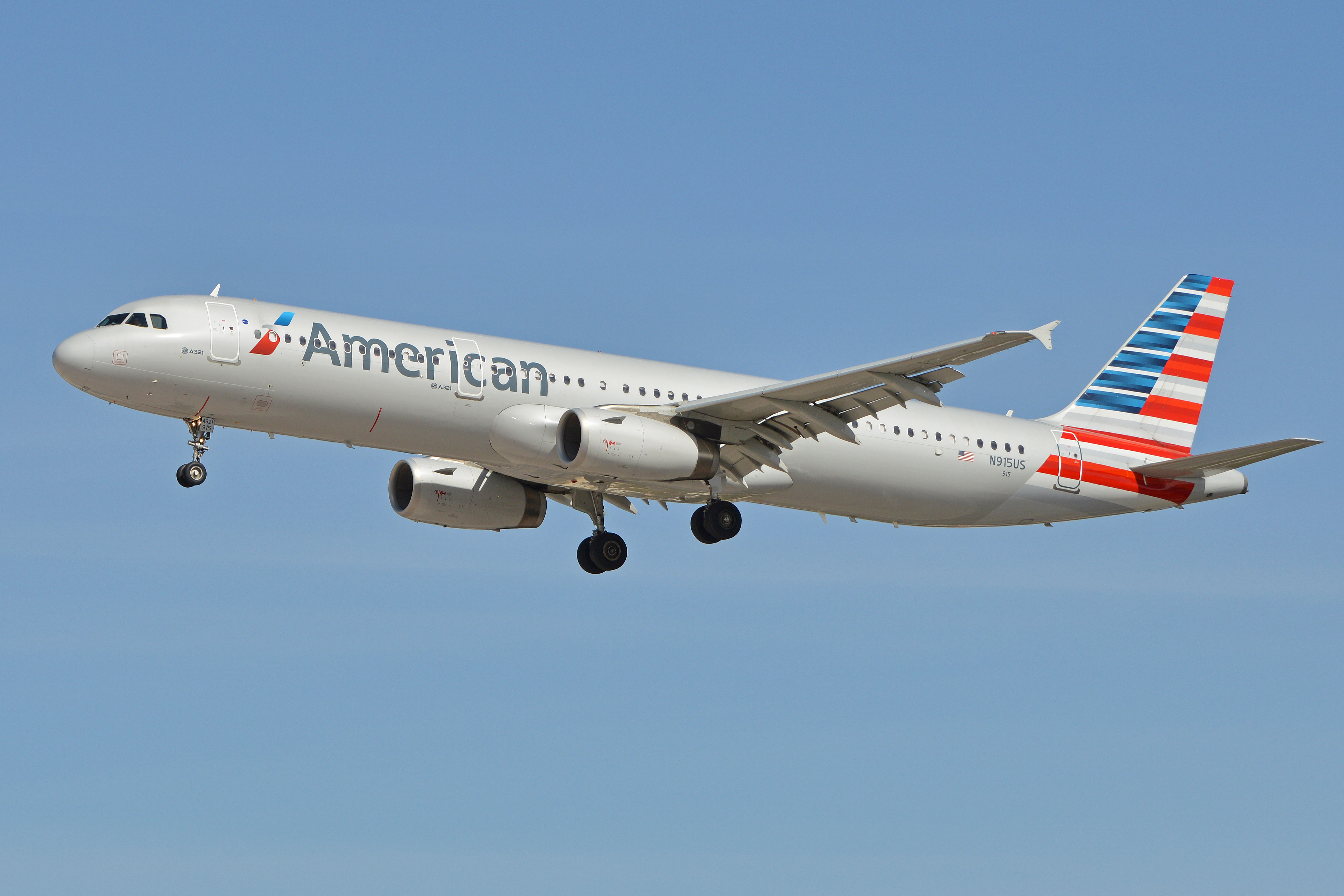 Airbus_A321-231(w)_‘N915US’_American_Airlines_(28442733186).jpg