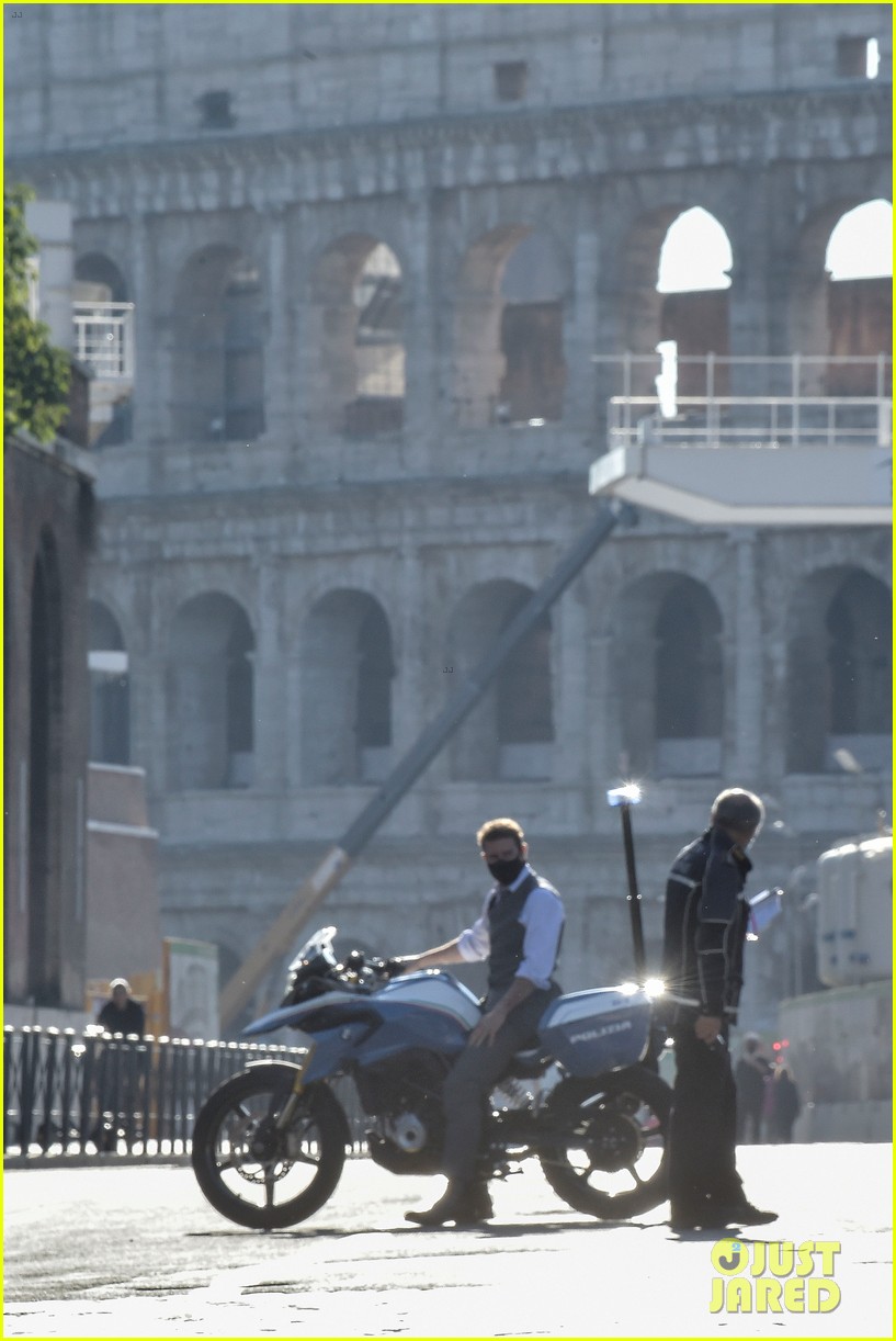 tom-cruise-rides-a-police-bike-for-mission-impossible-7-scene-03.jpg