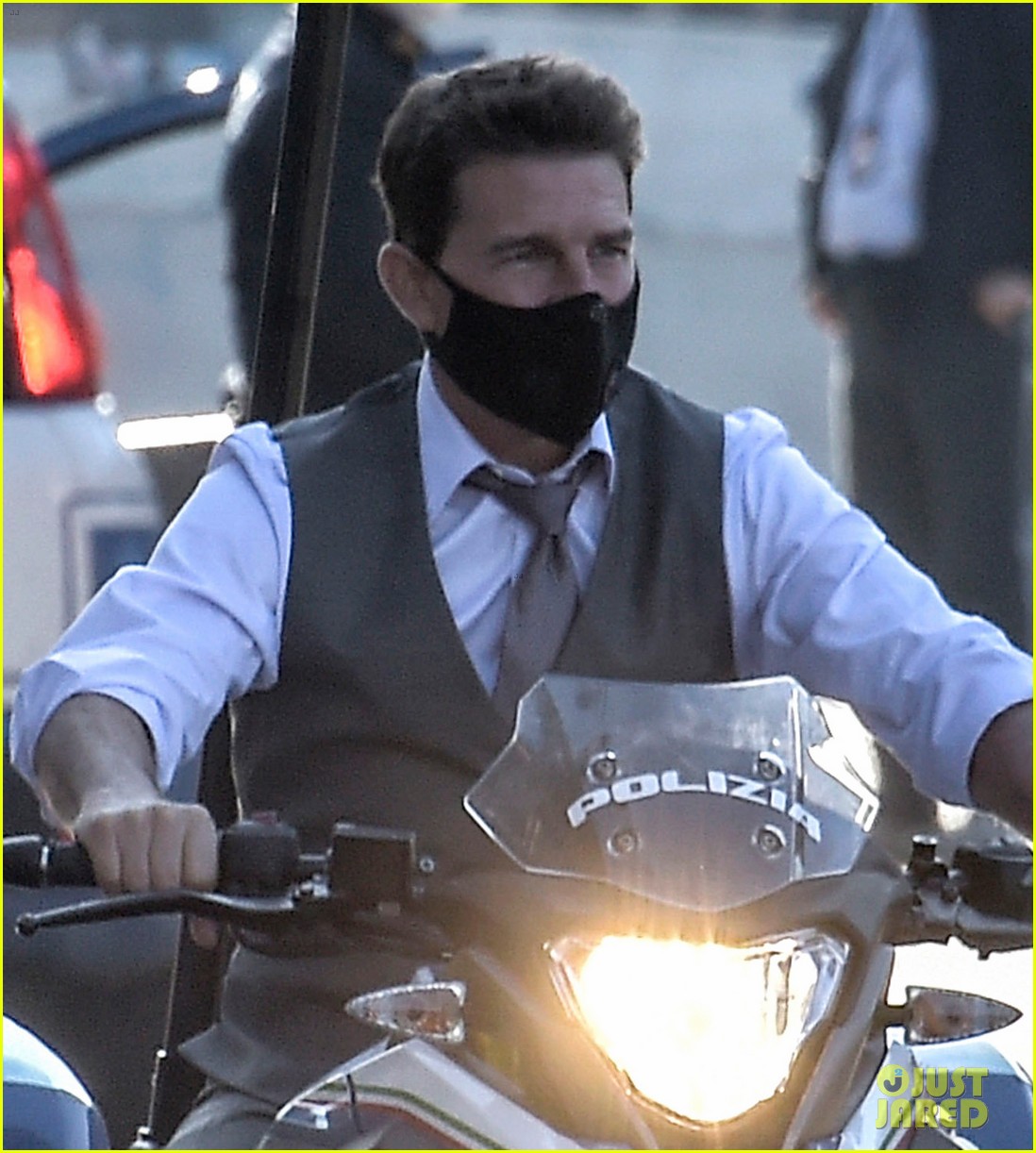 tom-cruise-rides-a-police-bike-for-mission-impossible-7-scene-04.jpg