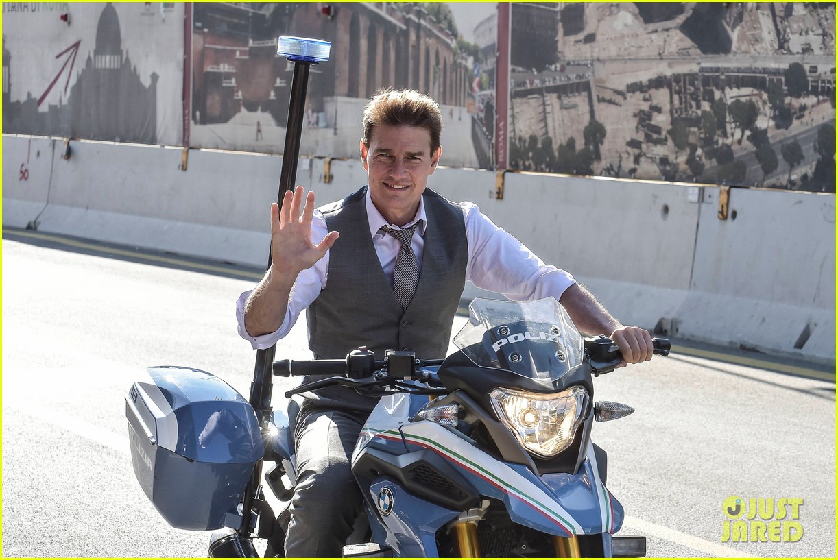 tom-cruise-rides-a-police-bike-for-mission-impossible-7-scene-02.jpg