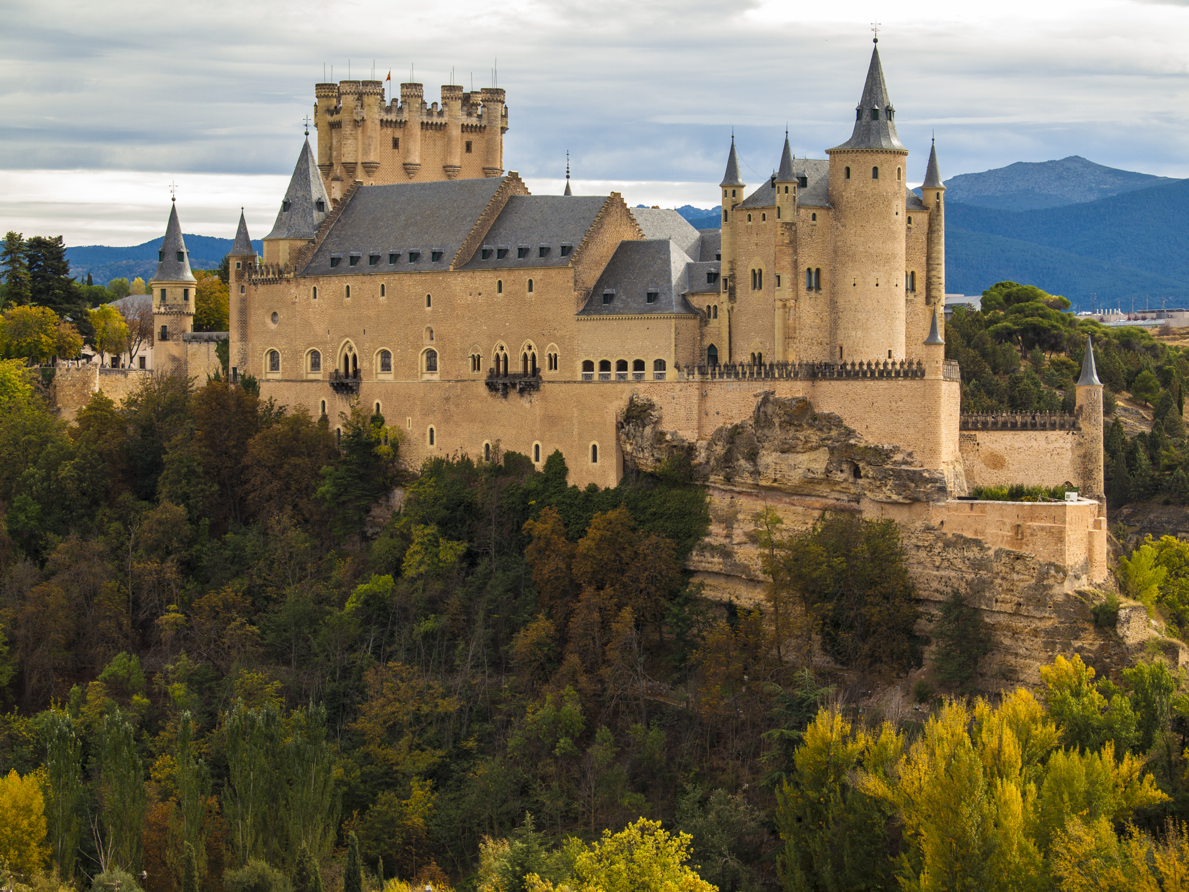 Panorámica_Otoño_Alcázar_de_Segovia.jpg