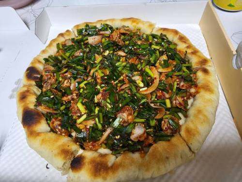 6 강릉에서 판매하는 특이한 피자 강릉이안 피자 꼬막무침을 피자에 싸서 드셔보세요.jpg