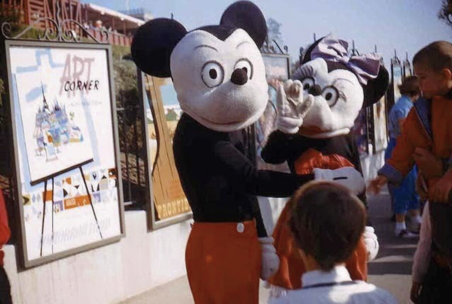 16 가짜같은데 진짜 - 1955년 디즈니랜드 오픈 초기의 미키미니.jpg