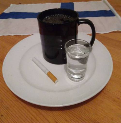 20 핀란드의 아침식사 메뉴 보드카 + 담배 ㄷㄷ.jpg