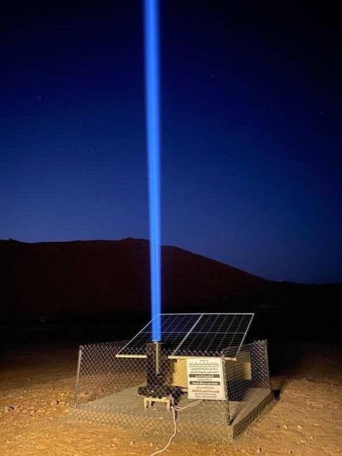 16 사막 웨이포인트 태양광 레이저는 사우디 사막에서 길을 잃은 사람을 안내하는데 사용됩니다. 실제 웨이포인트 역할을 합니다..jpg