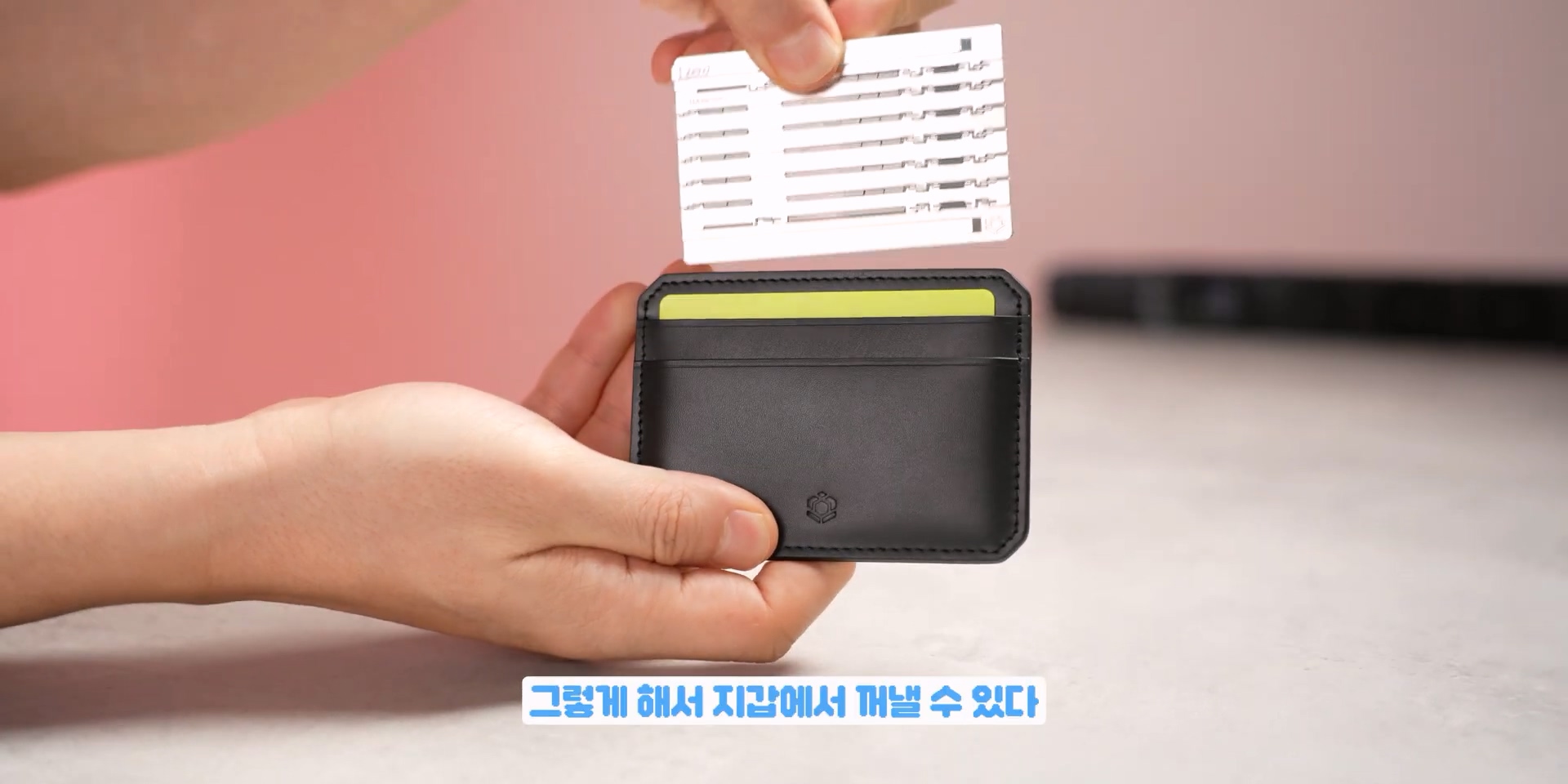 카드지갑에 들어가는 지갑보다 비싼 볼펜 (팔아볼게요 Ep.1).mp4_20230923_090511.175.jpg