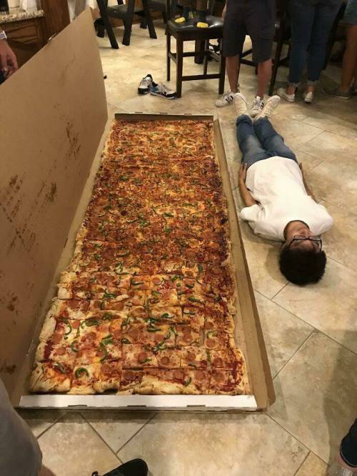 15 미국에서 판매 중인 피자 중 가장 큰 피자.jpg