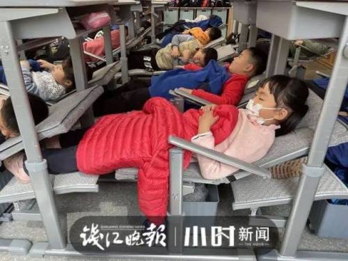 1 중국식 일체형 책상 교장이 애들이 삐딱하게 엎드려서 자는 거 보고 이왕 잘거면 편한 자세로 자라고 도입했다 함 높이 조절, 수납공간 기능 다 있고 가격은 하나당 1200위안.jpg
