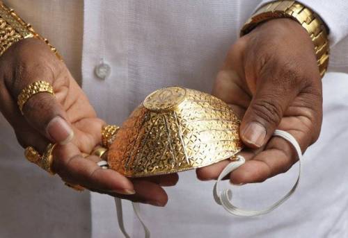 14 인도사업가가 500만원을 들여 주문제작한 황금 마스크.jpg