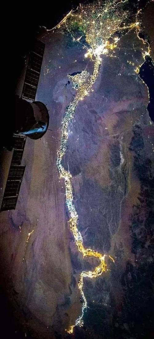 16 우주에서 본 이집트 나일강 모양.jpg