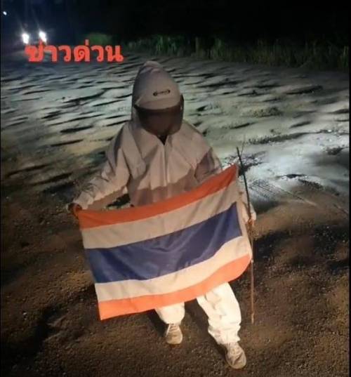 15 어느 태국인의 유쾌한 시위.jpg