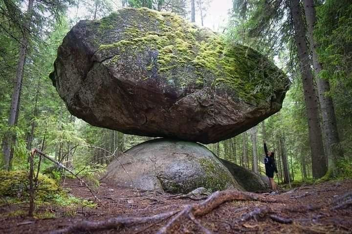 10 핀란드의 어느 바위 Kummakiv라는 핀란드의 바위는 500,000kg 무게로 다른 바위위에 균형이 잡힌채로 11,000년동안 있었다고 한다..png