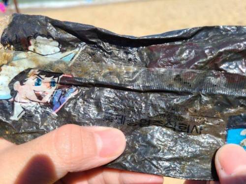 18 강릉의 한 해수욕장에서 발견된.. 정가 20원의 ',자야',라는 이름의 과자 봉지. 제조일은1974년. 50년 가까이 바다 속에서 썩지 않은 비닐.jpg