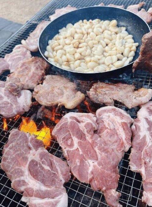 4 한국인의 고기 불판.jpg