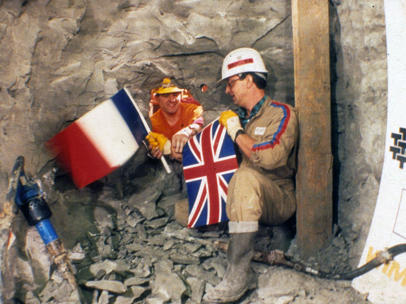 1990년 프랑스와 영국의 해저 터널을 뚫어서 만나는 장면.jpg