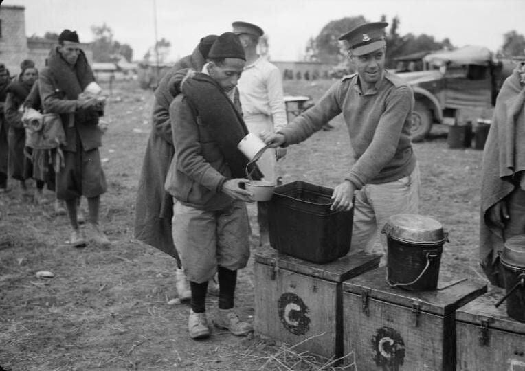 6 2차대전 이탈리아 포로들이 겪은 일 매일매일 영국식 식사를 먹음.jpg