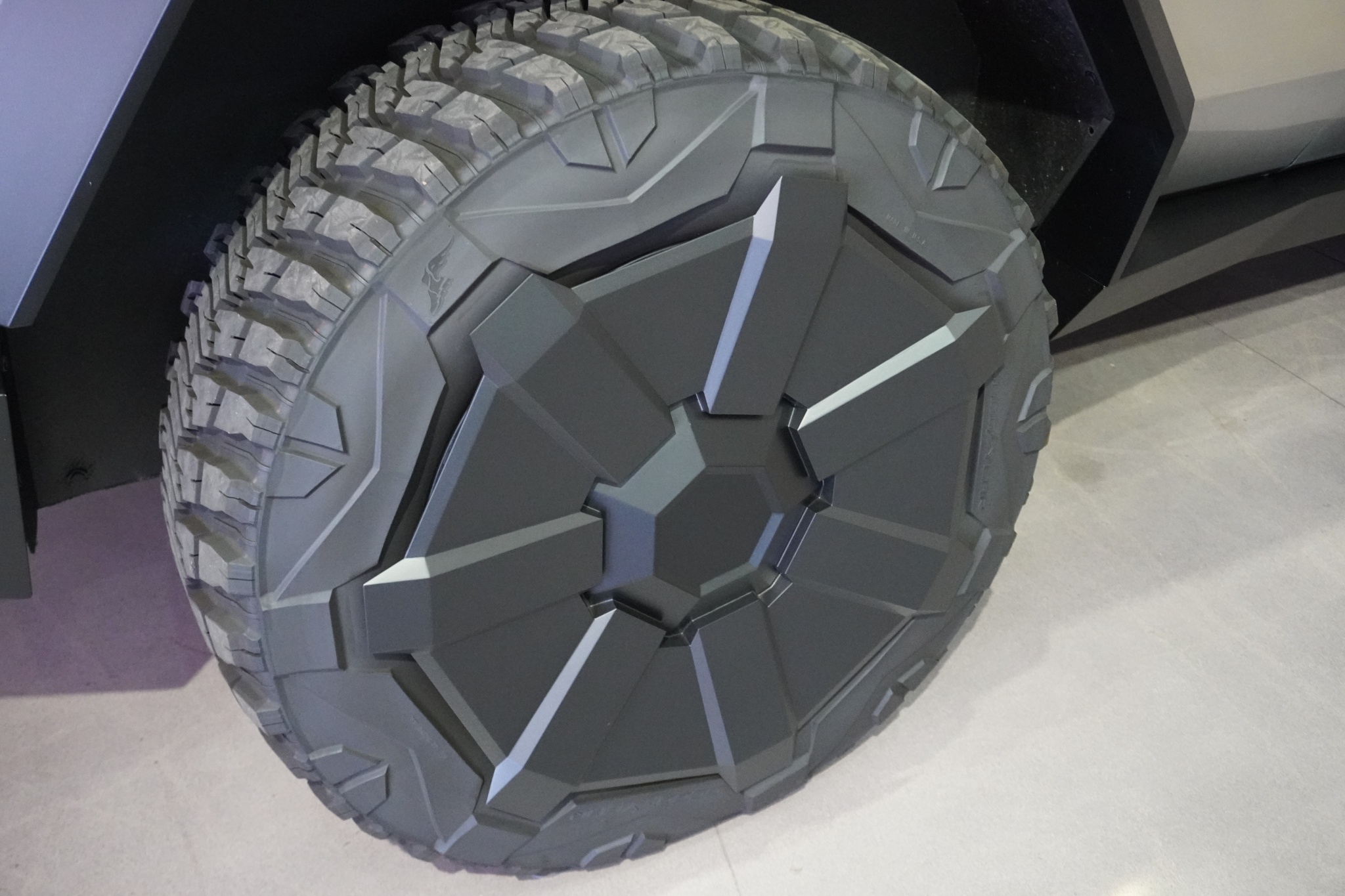 Tesla-Cybertruck-wheel.jpg