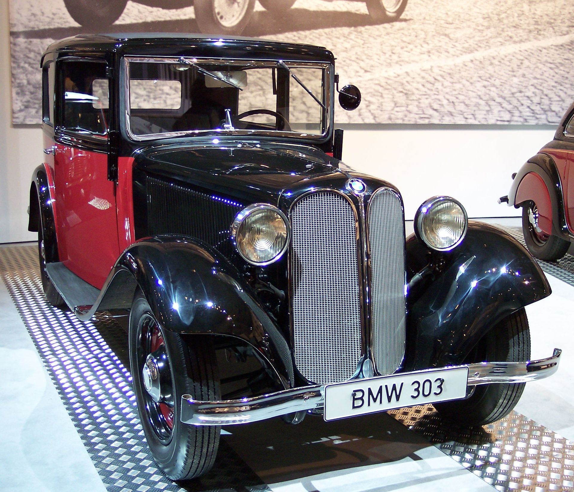 1920px-BMW_303_1933_bicolor_vr_TCE.jpg